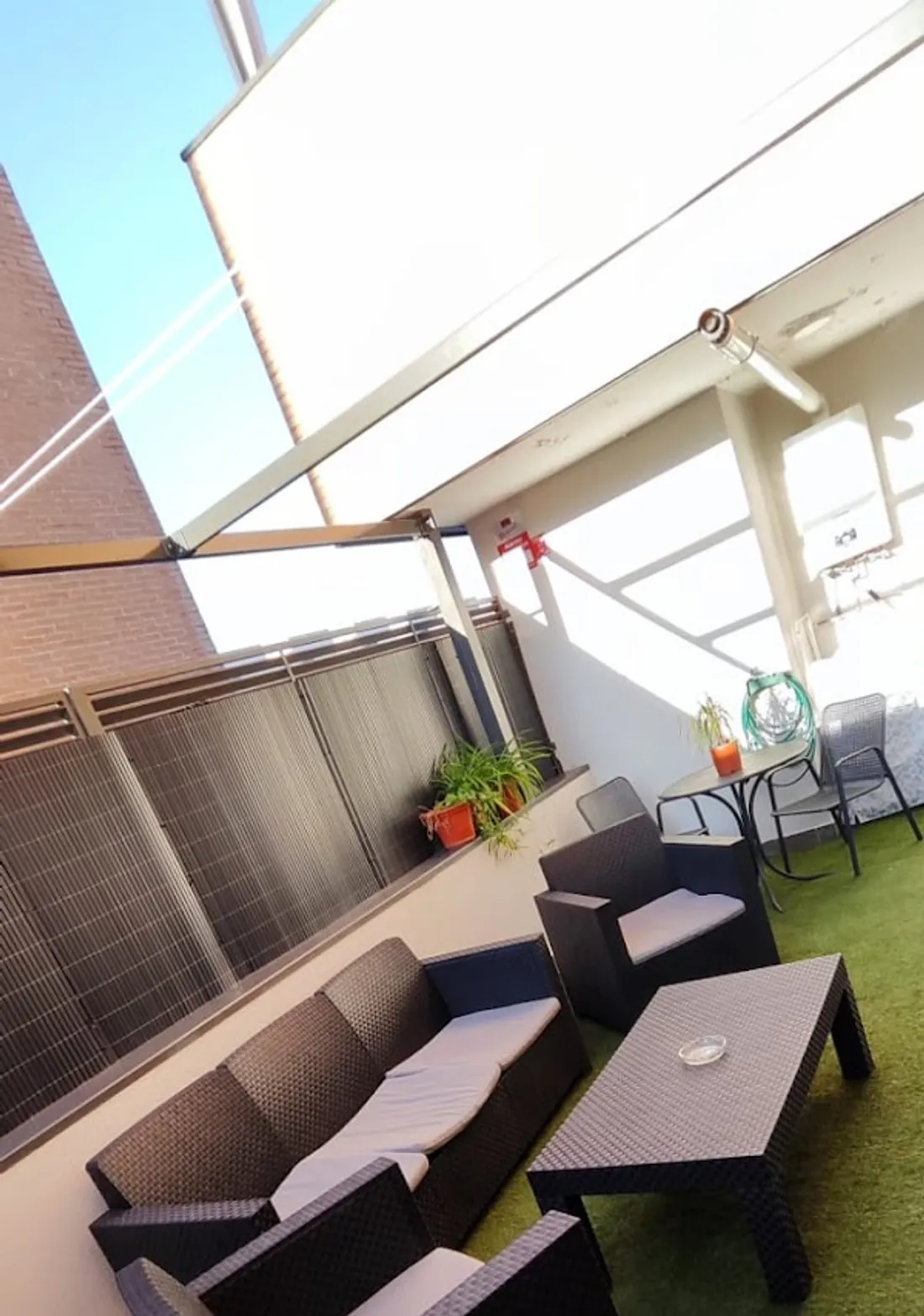 Terraza exterior con zona de descanso